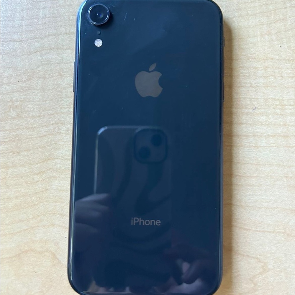 New Black iPhone XR 256g T-mobile (no cracks/scratches) just screen saver!!